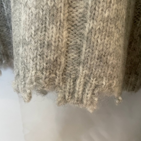 Forever 21 gray fringed sweater. NWOT size L - Picture 2 of 5